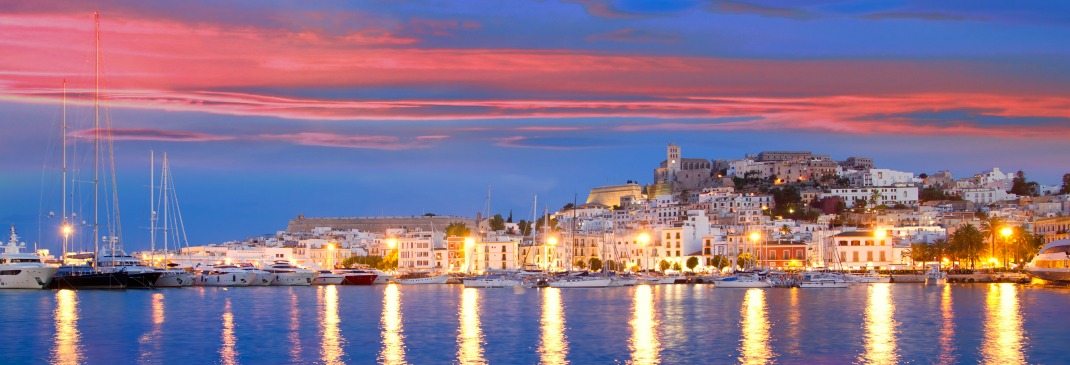 Ibiza am Abend mit Sonnenuntergang über dem Wasser.